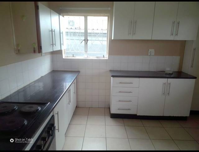 3 BEDROOM HOUSE FOR SALE IN BISLEY